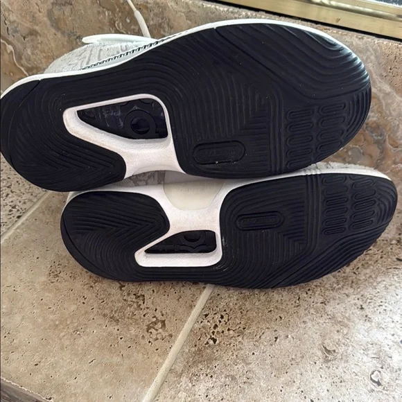 Nike White and Black Athletic Sneakers - Picture 3 of 5